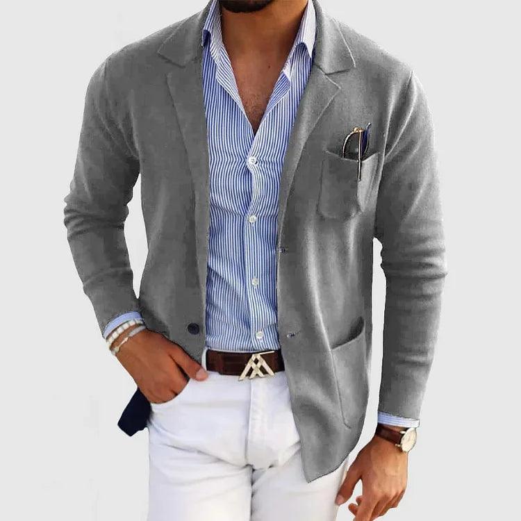 Men’s elegant blazer with notch collar, practical pockets, and sleek fit. Perfect for formal and smart-casual looks.