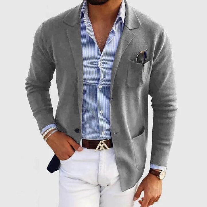 Men’s elegant blazer with notch collar, practical pockets, and sleek fit. Perfect for formal and smart-casual looks.
