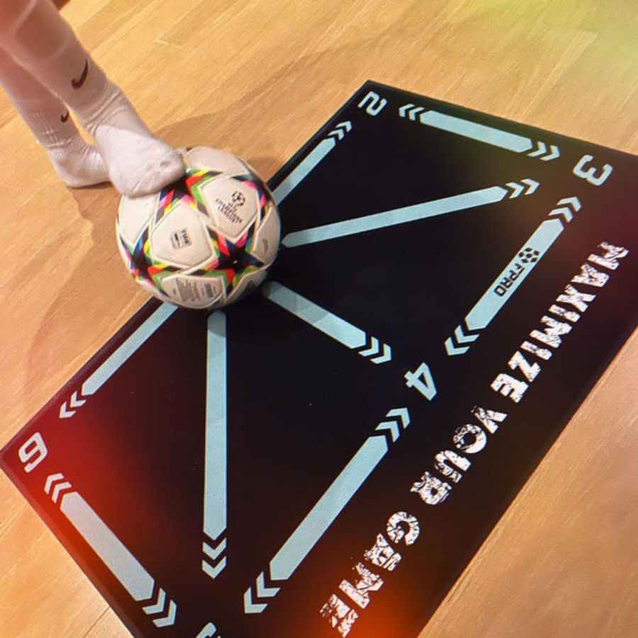 Men's football training mat, anti-slip, compact 90x60cm, with video program, ideal for home skill enhancement sessions.