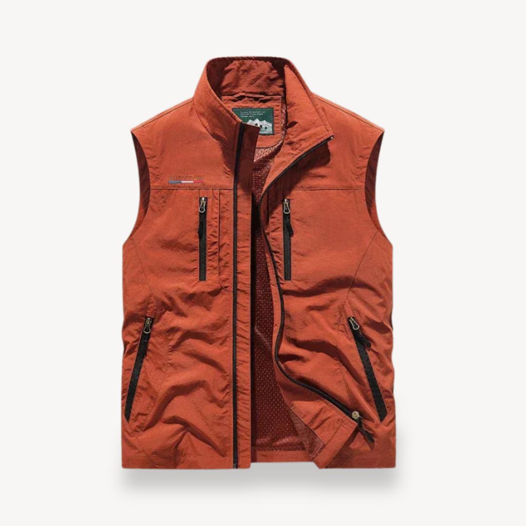 "Men's lightweight polyester summer vest jacket, sleeveless, with zippered pockets, ideal for warm weather activities."