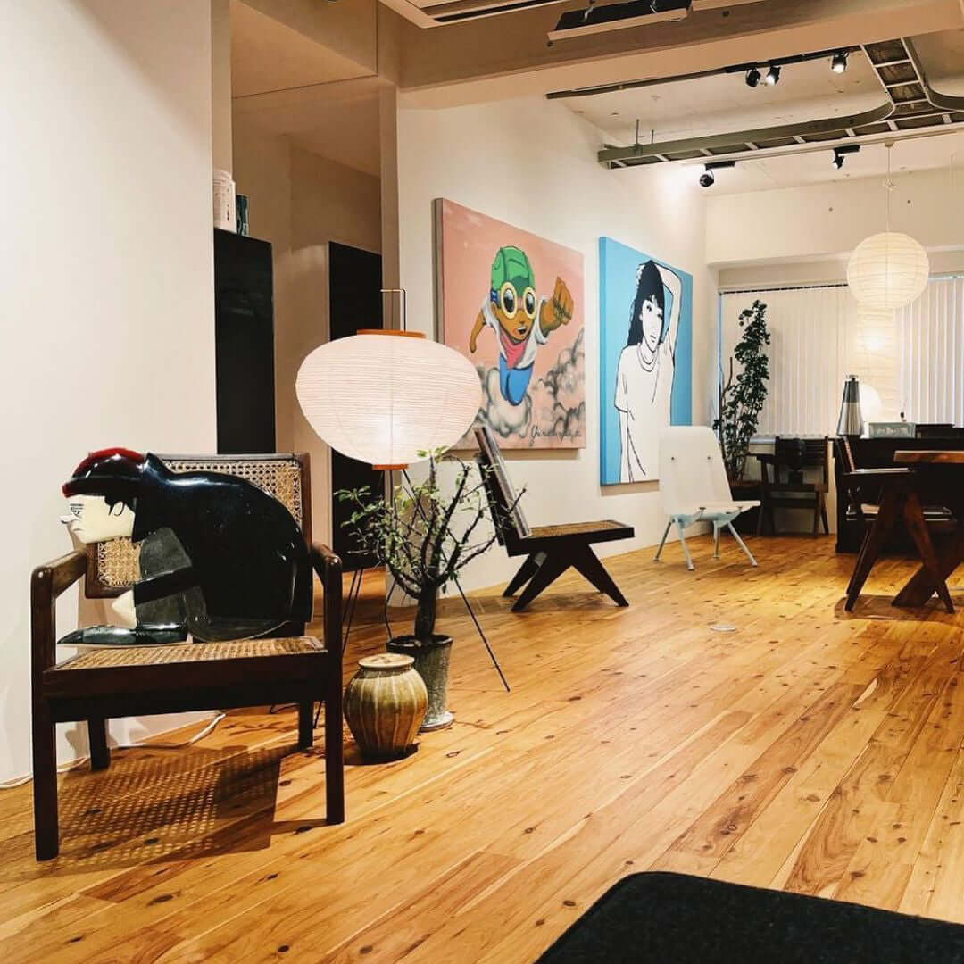 "Minimalist rice paper floor lamp with sleek metal frame and soft diffused light, perfect for creating a warm ambiance."