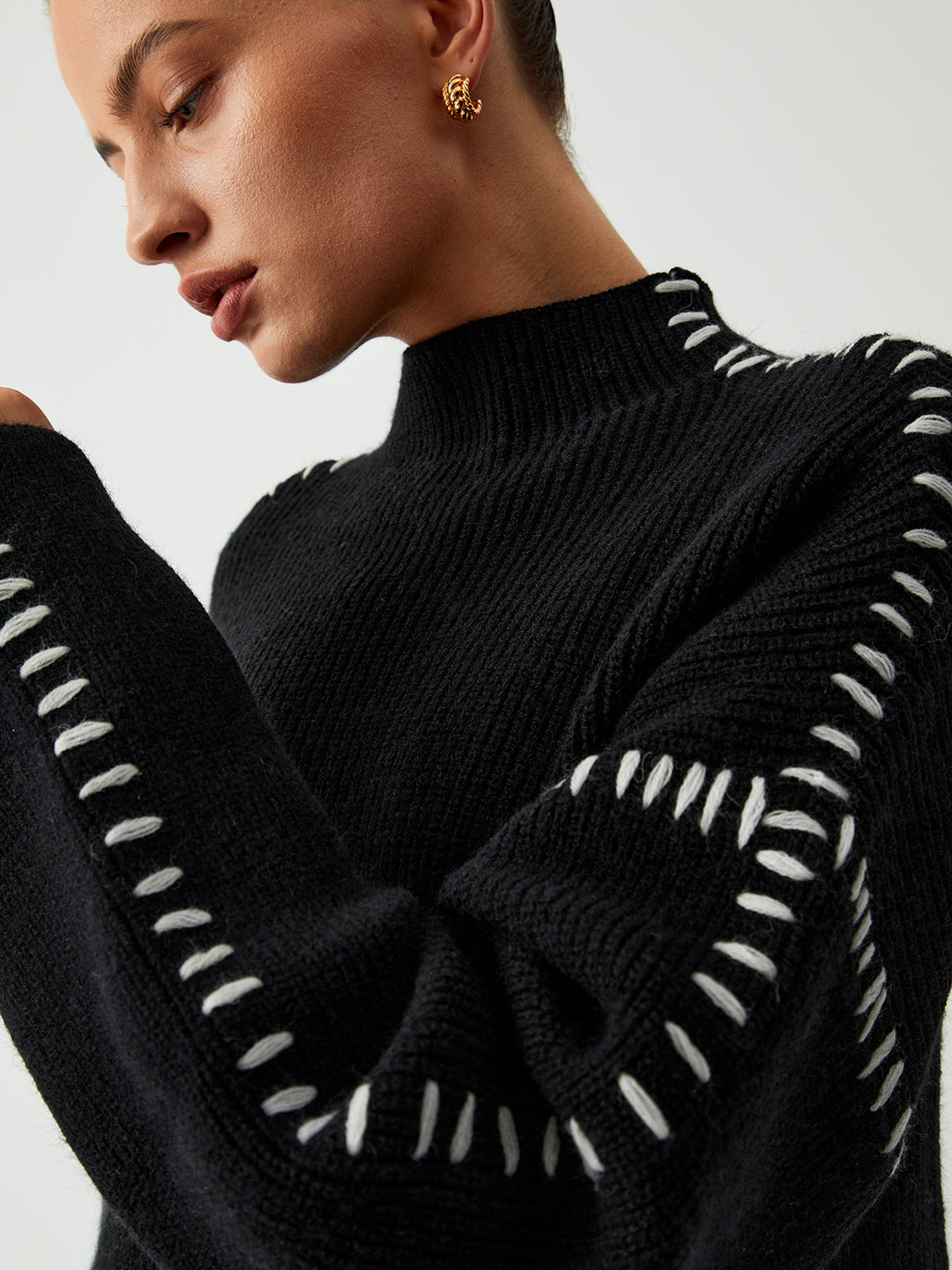 Stylish women's mock neck sweater, an oversized knitwear piece for comfort and modern layering.