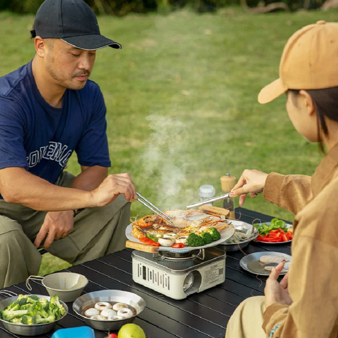 "Portable 2800W camping gas stove with compact design and carry case for efficient outdoor cooking and stability."