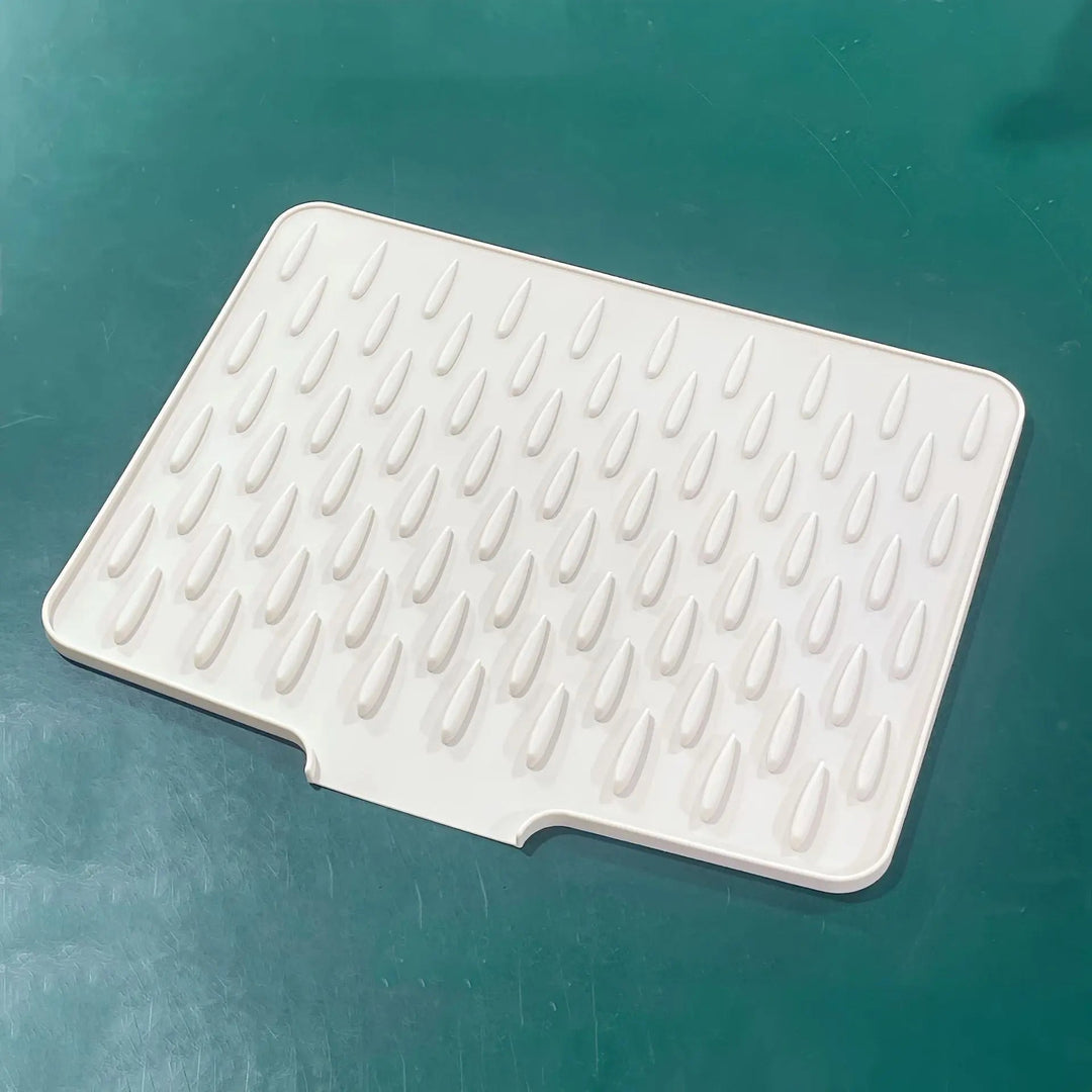 Silicone kitchen drying mat with gradient grip, perfect for dishes & countertop protection. Heat-resistant & easy to clean.