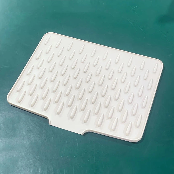 Silicone kitchen drying mat with gradient grip, perfect for dishes & countertop protection. Heat-resistant & easy to clean.