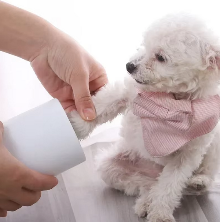 Gentle silicone paw cleaner for pets, featuring soft bristles for thorough cleaning. Portable and eco-friendly design, ideal for dogs and cats' sensitive paws.