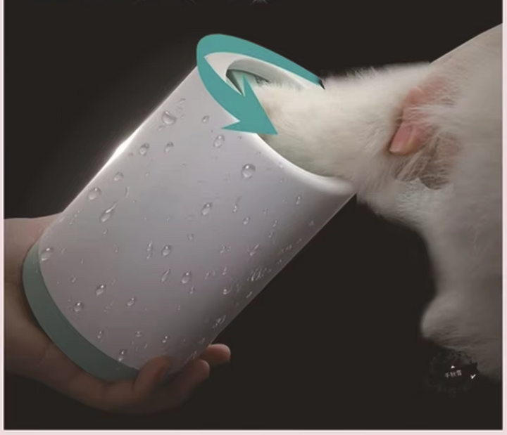Gentle silicone paw cleaner for pets, featuring soft bristles for thorough cleaning. Portable and eco-friendly design, ideal for dogs and cats' sensitive paws.