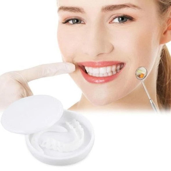 "Smile veneer set with upper and lower pieces, natural white finish, for beauty and wellbeing, transforms imperfect teeth."