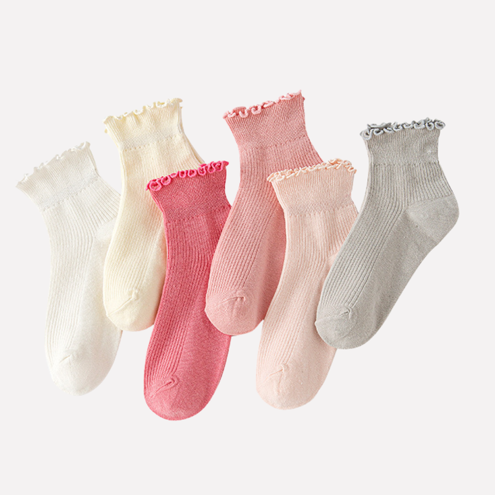 Fashionable women's ruffle ankle socks with a delicate frill, suitable for various outfits & seasons.