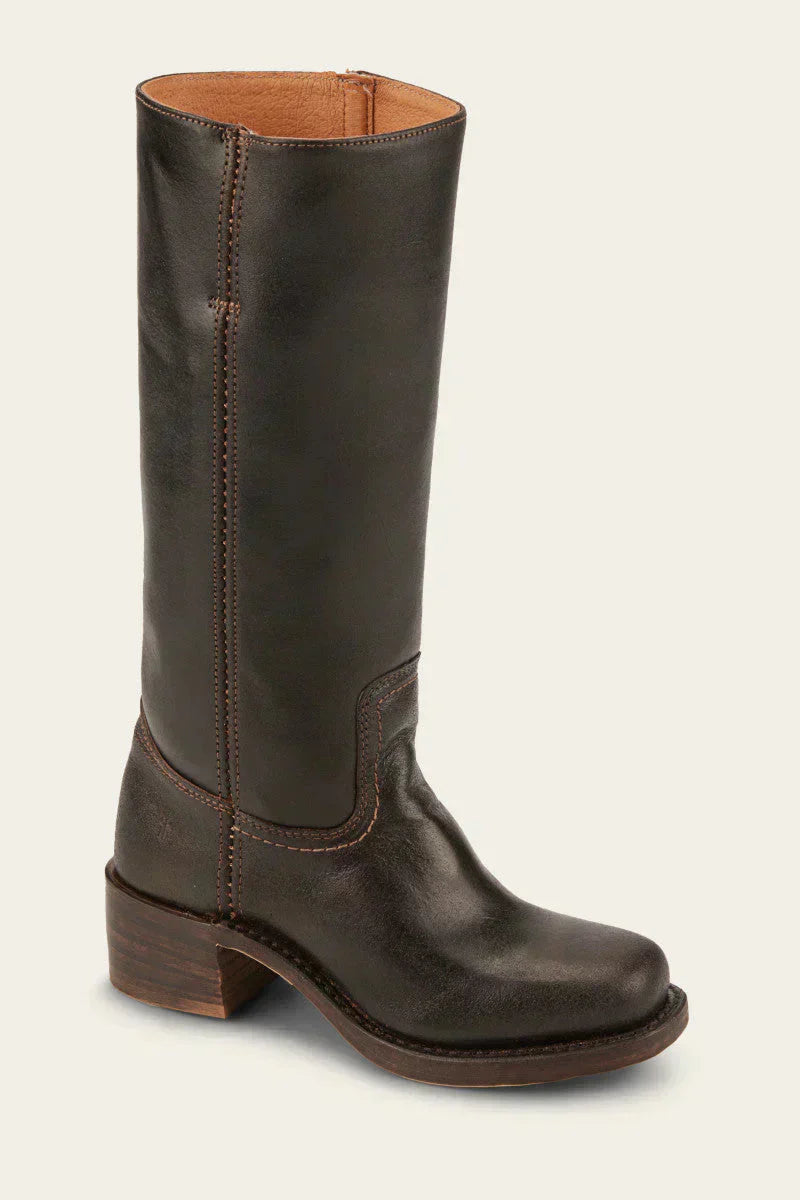 Stylish women's ankle boots in a classic design, blending comfort & versatility.