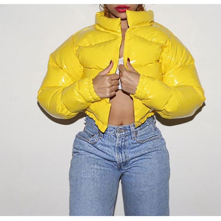 Casual women's puffer bomber jacket, warm and trendy for everyday.