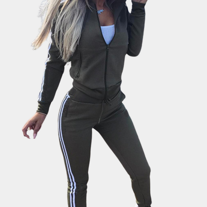 Trendy Sienna women's jogging set with a comfortable hoodie and matching sweatpants. Ideal for casual wear.