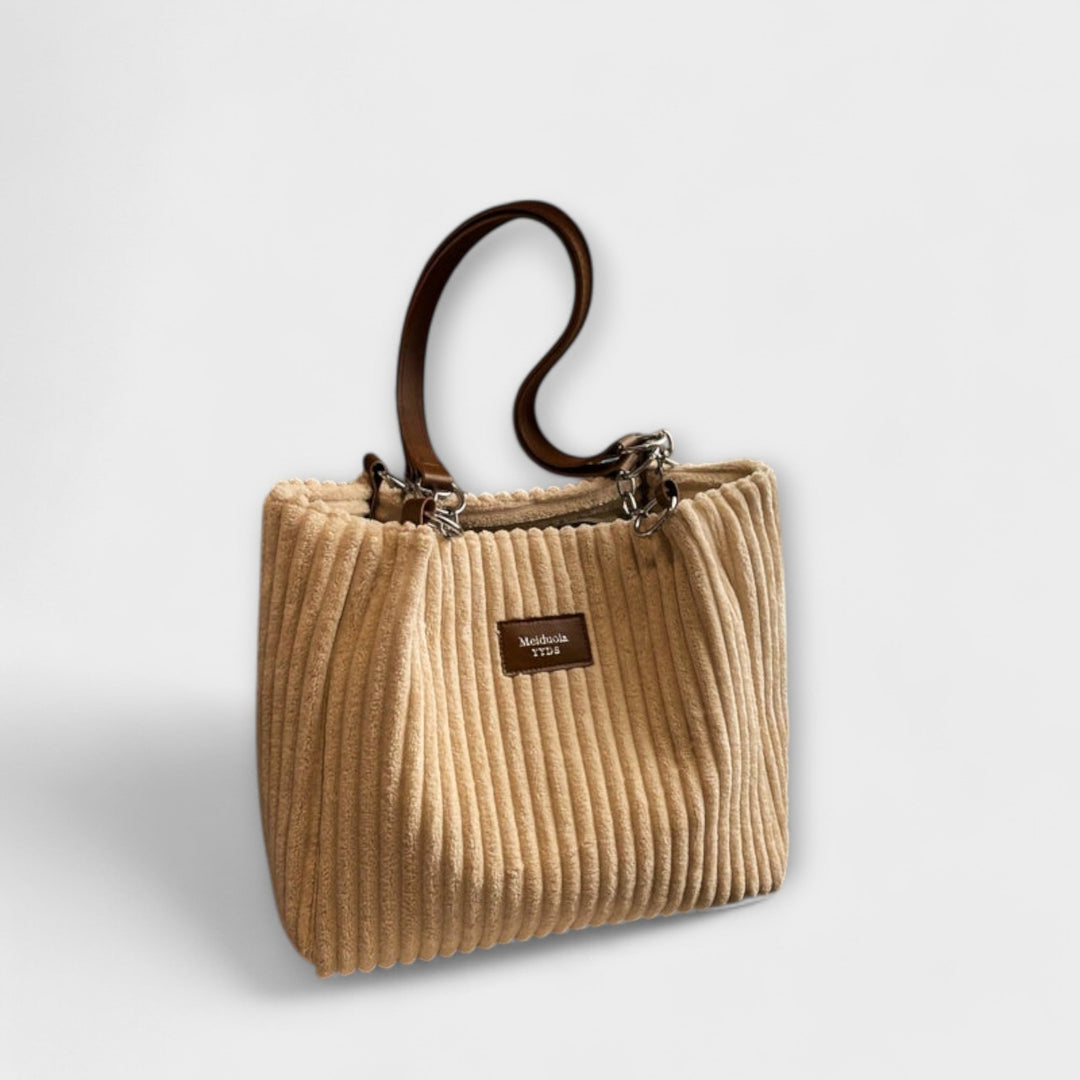 Sleek modern women's shoulder bag, a trendy & versatile everyday handbag. Chic fashion accessory purse.