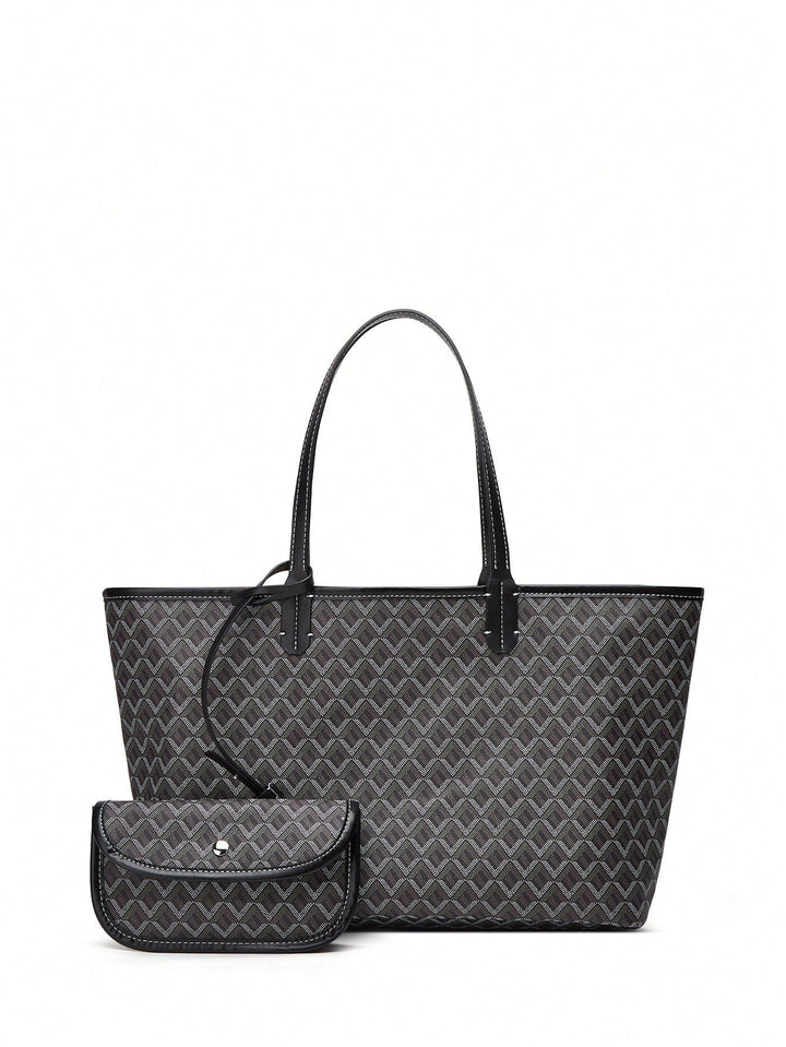 Comfortable wide shoulder strap of a lightweight unisex tote bag, designed for daily carry.
