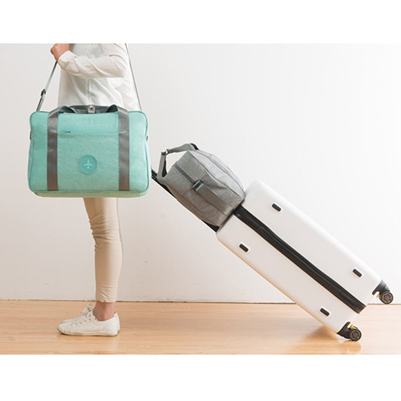 Essential unisex travel carry-on suitcase, optimized for efficient packing & portability.