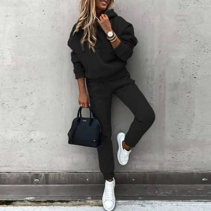 Warm & stylish women's winter tracksuit set, perfect for cozy loungewear, athletic activities, or casual style.