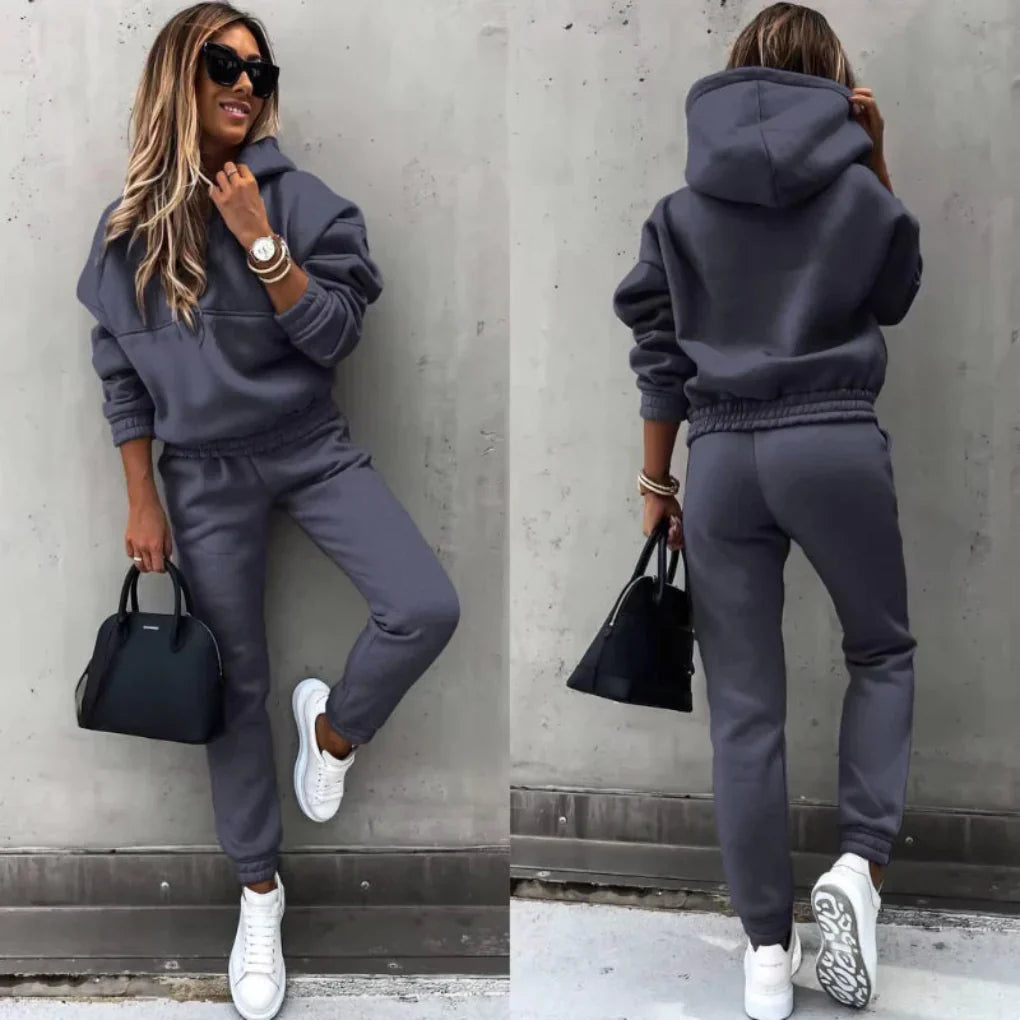 Stylish women's winter tracksuit pants with an elastic waistband and tapered leg for activewear or relaxation.