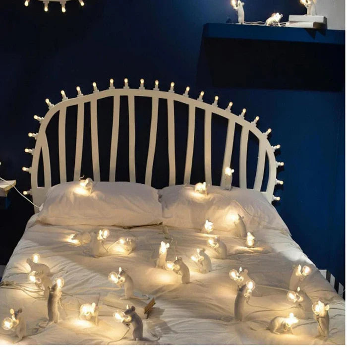 Detailed SqueakLight resin mouse lamp, a whimsical animal table light for charming home decor.