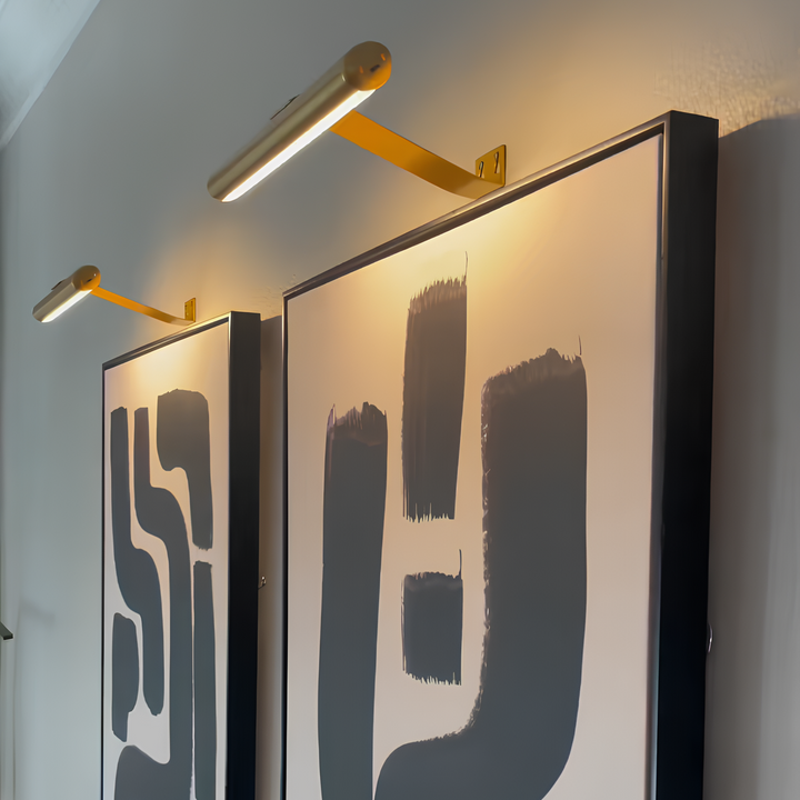 Easy-install wireless dimmable LED light for art displays. Rechargeable, ideal for shelf lighting.