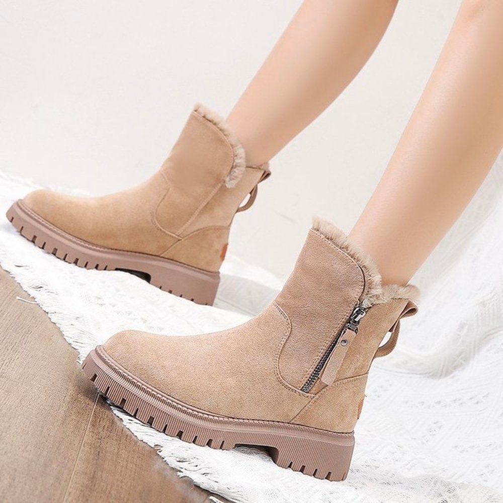 Close-up of Aria women's warm winter boots, showcasing waterproof material & cozy lining.