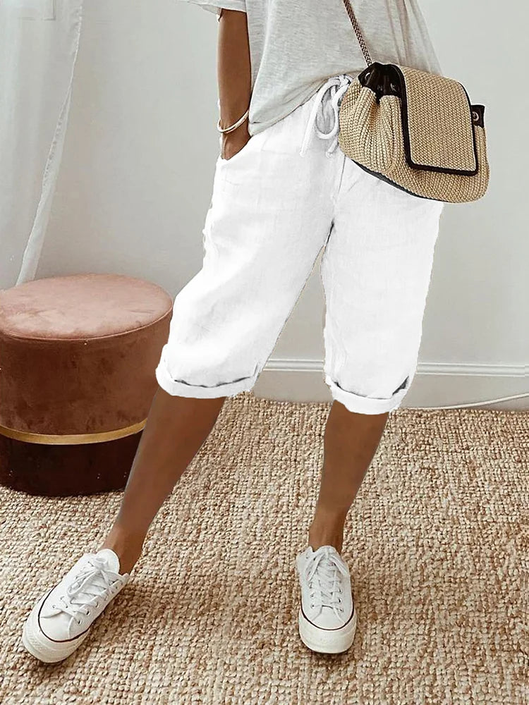 Comfortable women's knee-length pants with drawstring waist & pockets. Ideal for casual summer style.