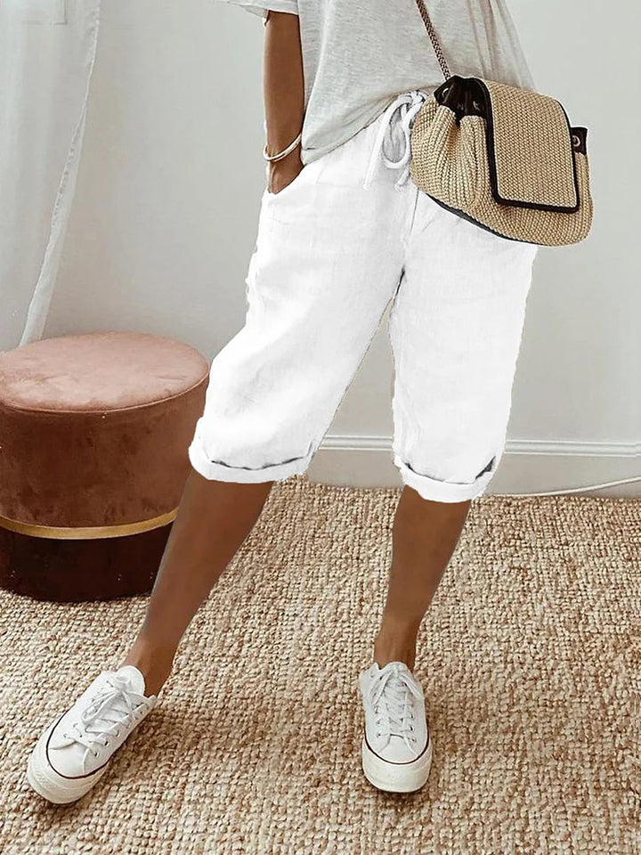 Comfortable women's knee-length pants with drawstring waist & pockets. Ideal for casual summer style.