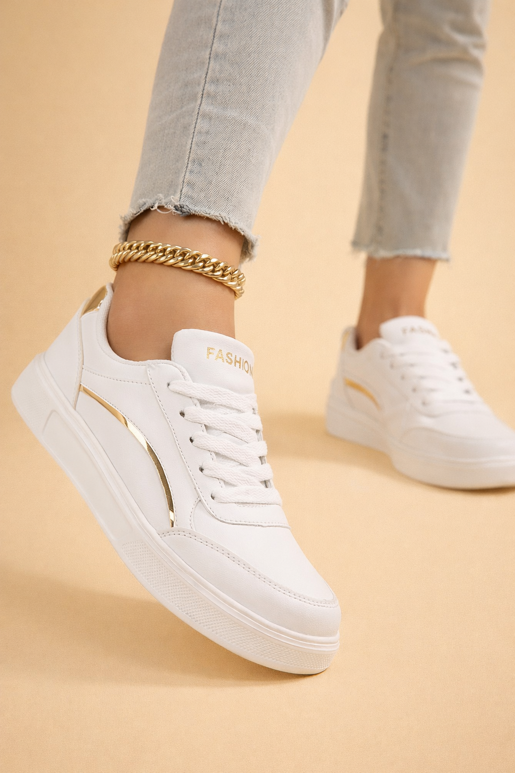 Chic women's platform sneakers, perfect for urban style and everyday comfort. Lightweight & versatile.