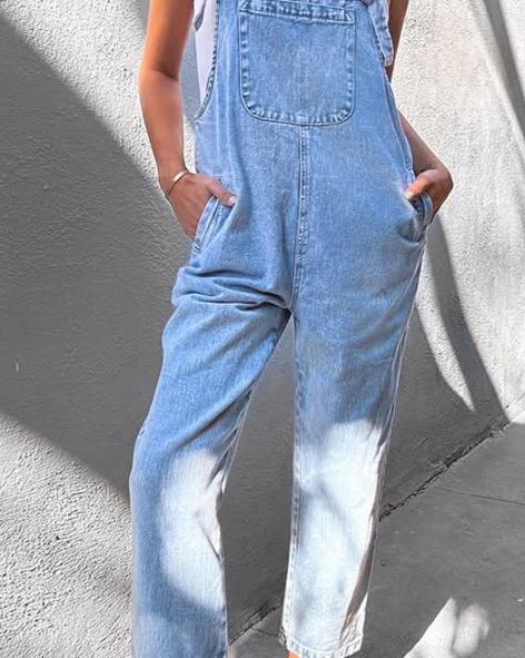 Stylish women's sleeveless jumpsuit, a relaxed-fit one-piece with a front pocket, ideal for casual summer outfits.