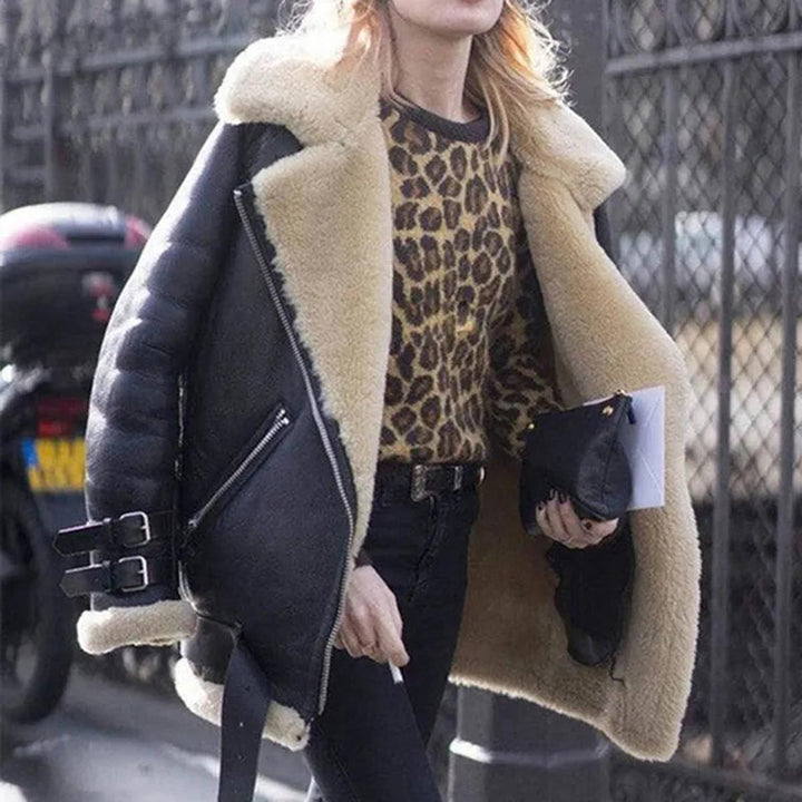 Comfortable women's winter coat, featuring a chic belt and convenient pockets for everyday wear.