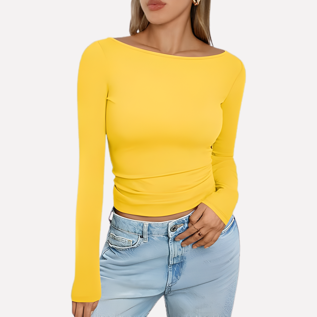 Fitted women's long sleeve top with an elegant boat neck, offering comfort and timeless style.