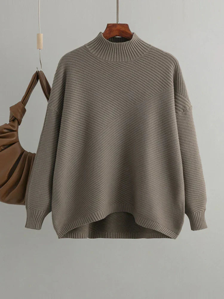 Women's classic knit jumper in an oversized fit with a crew neck and ribbed design, perfect for casual comfort.