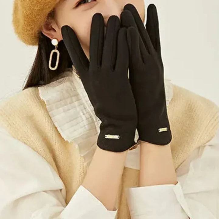 Comfortable women's suede gloves with cashmere lining and touchscreen feature. Winter essential.