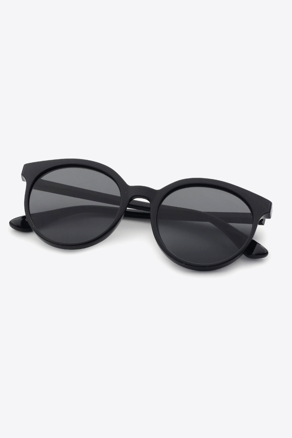Women's stylish round UV400 sunglasses, ideal for beach days, travel, and outdoor adventures.