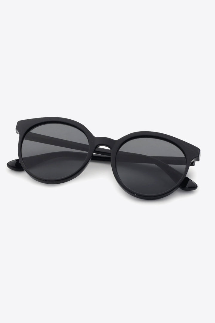 Women's stylish round UV400 sunglasses, ideal for beach days, travel, and outdoor adventures.
