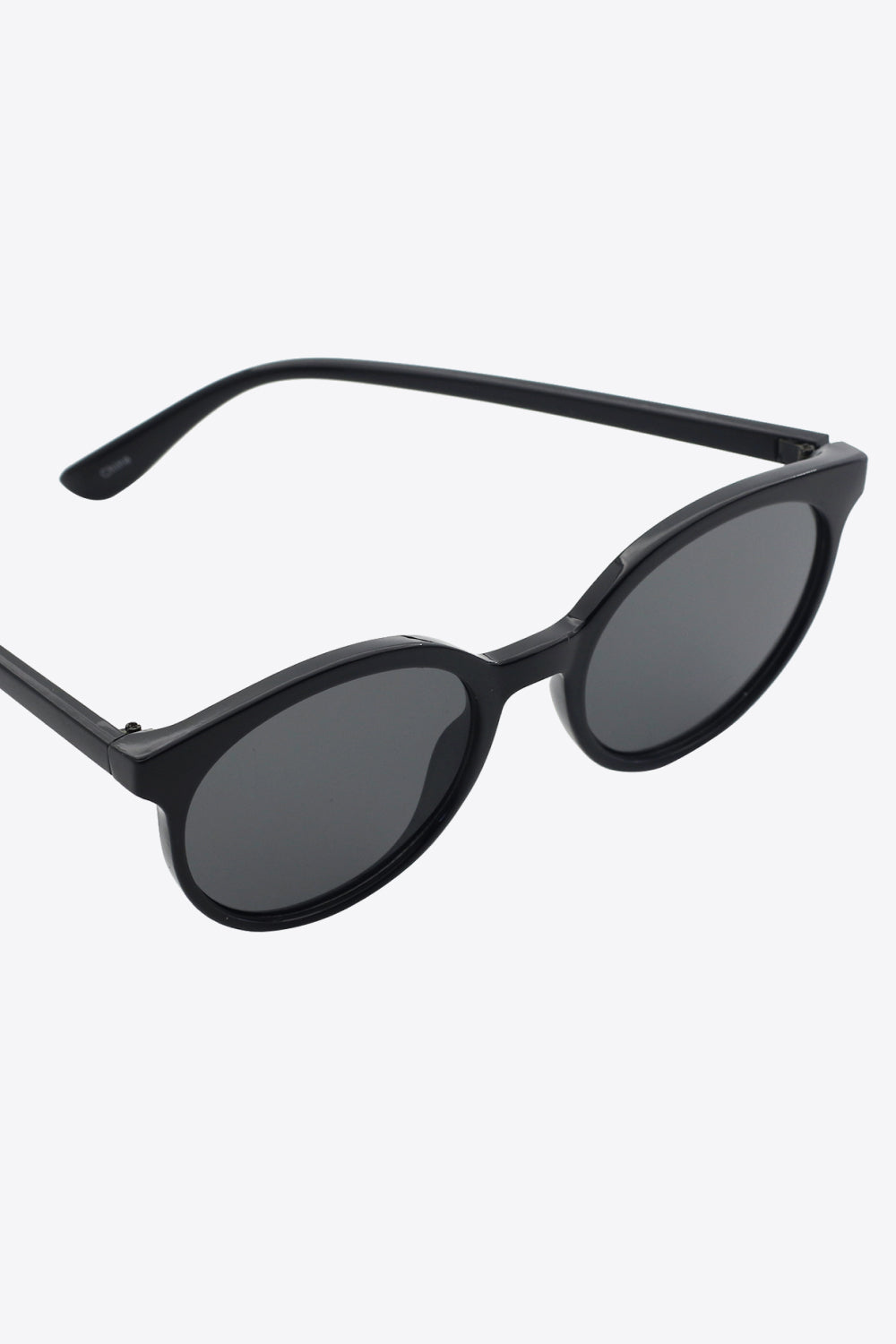 Protective women's round UV400 sunglasses, ensuring eye safety with a classic, fashionable design.
