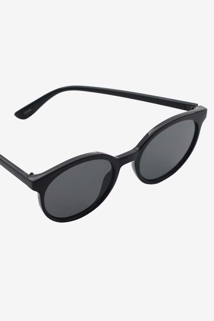 Protective women's round UV400 sunglasses, ensuring eye safety with a classic, fashionable design.