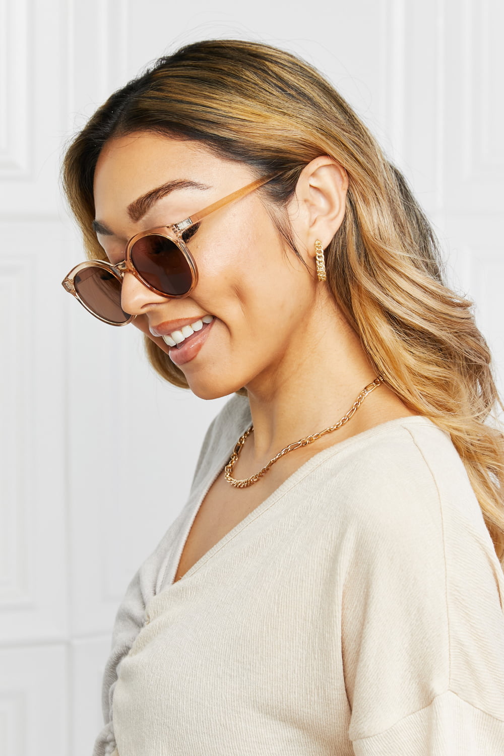 Elegant women's round UV400 sunglasses featuring a classic design and tinted protective lenses.