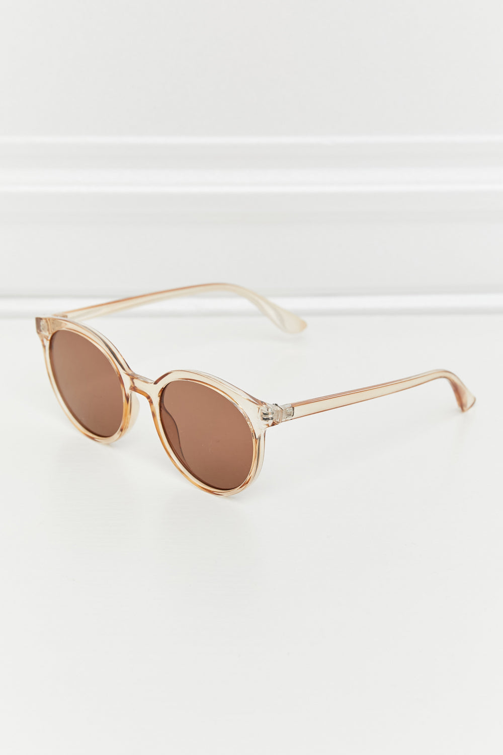 Versatile women's round UV400 sunglasses; a classic fashion accessory for any sunny day.