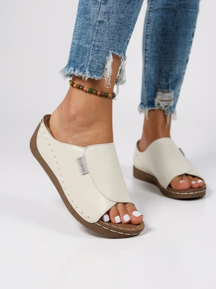 Women's casual platform slides, combining comfort and chic style. Essential slip-on footwear for summer.
