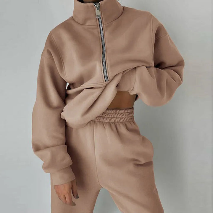 Women's comfortable 2-piece training set in heather grey, ideal for active lifestyles & workouts.