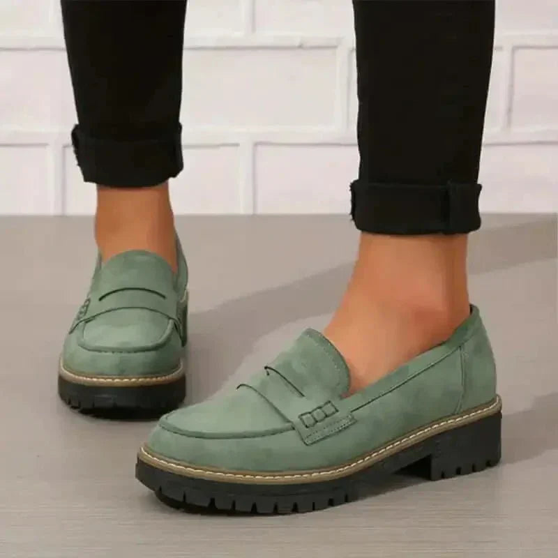 Versatile women's slip-on loafers with a trendy chunky sole, ideal for comfortable autumn and winter fashion.