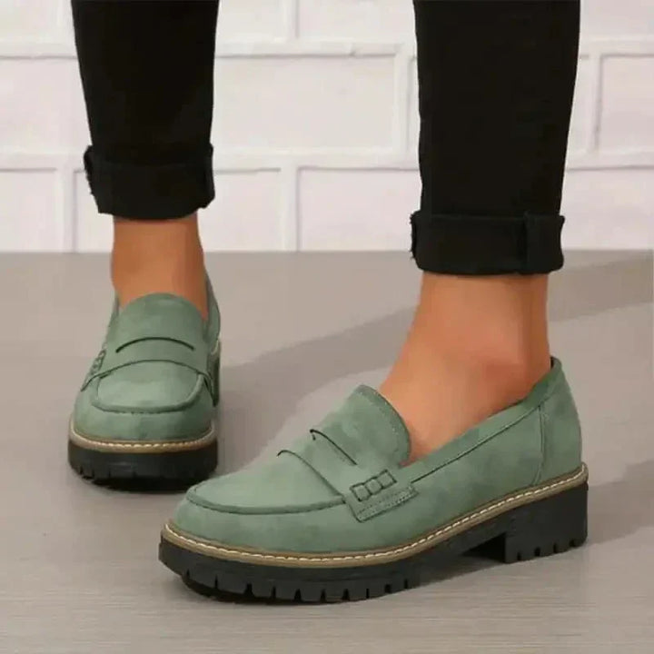 Versatile women's slip-on loafers with a trendy chunky sole, ideal for comfortable autumn and winter fashion.