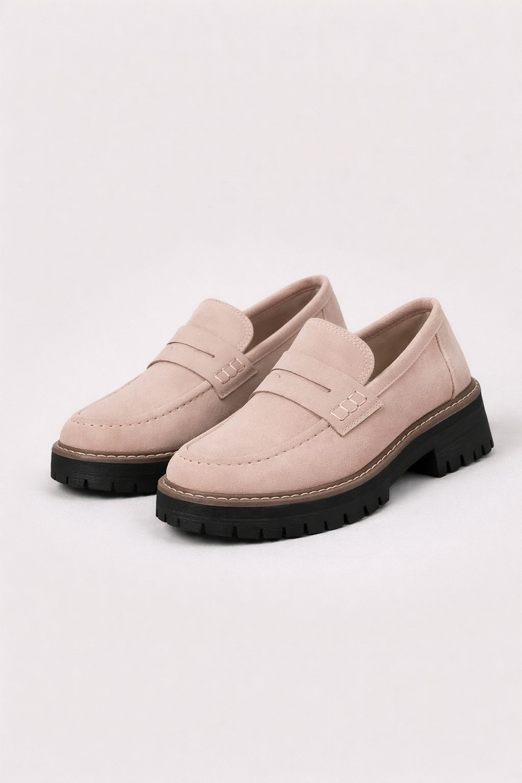 Comfortable women's chunky loafers, perfect for adding a stylish touch to any everyday outfit. Easy slip-on design.