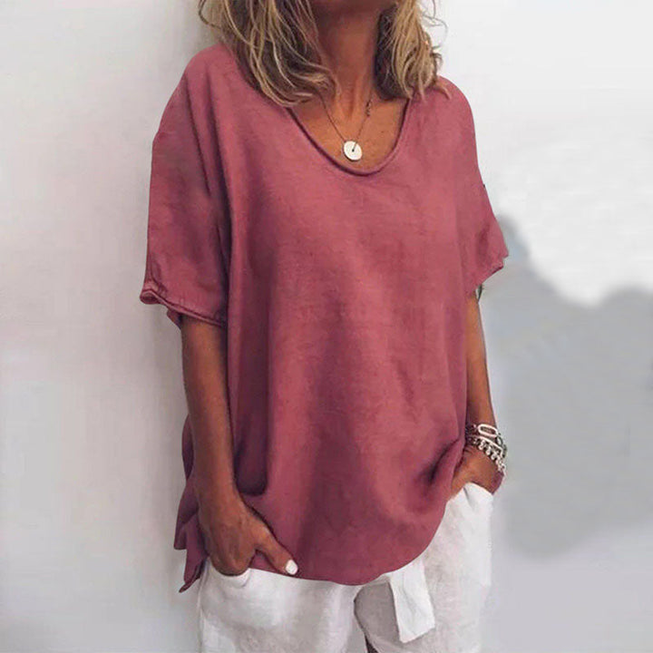 Breathable women's flowy shirt, offering a comfortable loose fit. Perfect for an elegant casual look.