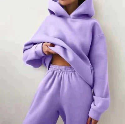 Cozy women's hoodie set for fall, a stylish two-piece jogging suit offering both warmth and comfort.