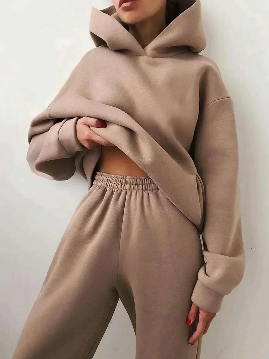 Elegant casual women's matching set, a two-piece jogging suit for effortless style and all-day comfort.