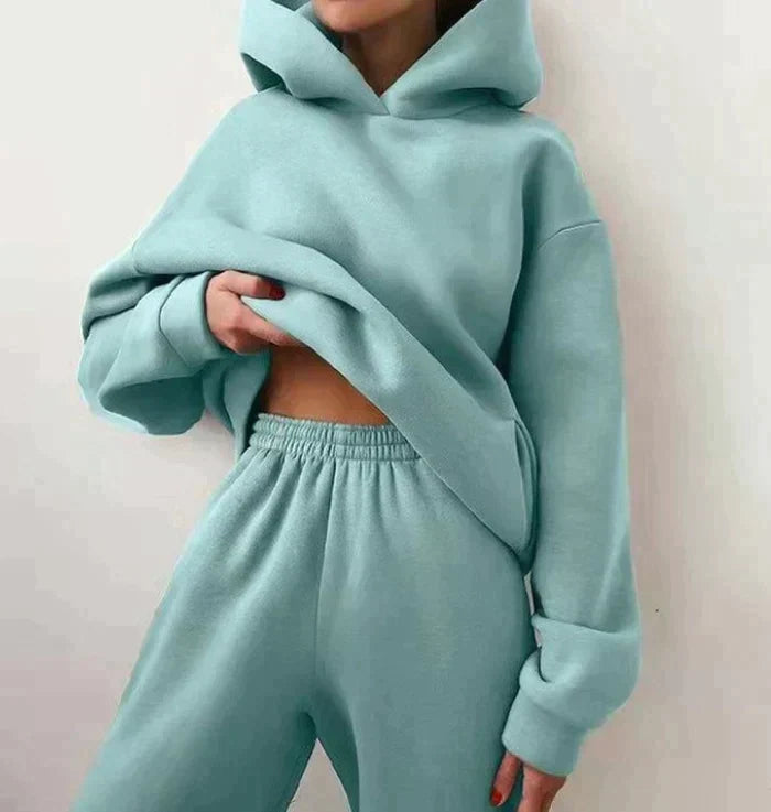 Matching women's hoodie and jogging pants, a sporty and comfortable two-piece set for everyday.