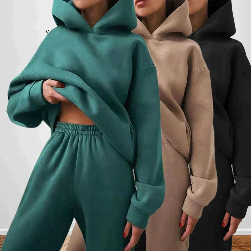 Stylish women's athletic jogging suit, a comfortable two-piece set for workouts or casual outings.