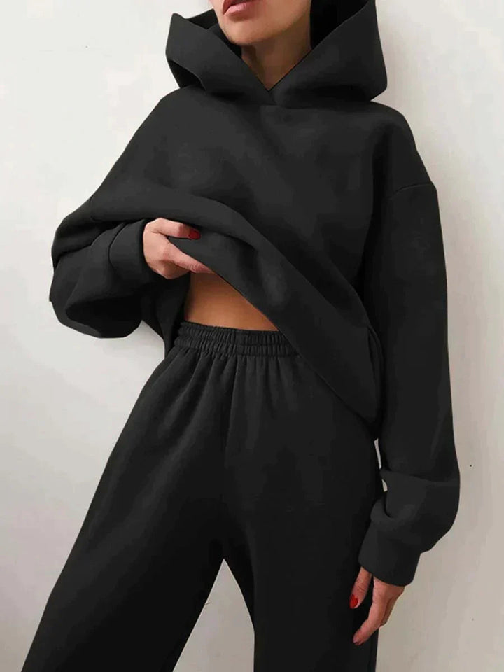 Sporty women's jogging suit with a relaxed fit, a comfortable matching set for active lifestyles.