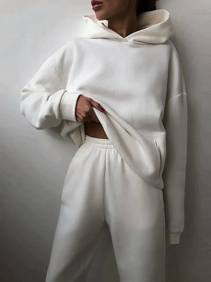 Fashionable women's two-piece jogging outfit, a stylish and comfortable choice for modern women.